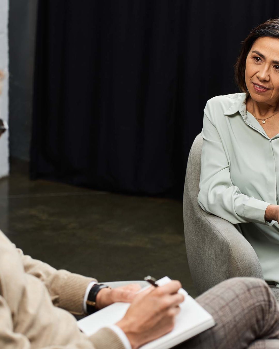 journalist-interviews-an-expert-in-a-cozy-studio-B6UV8Y8.jpg